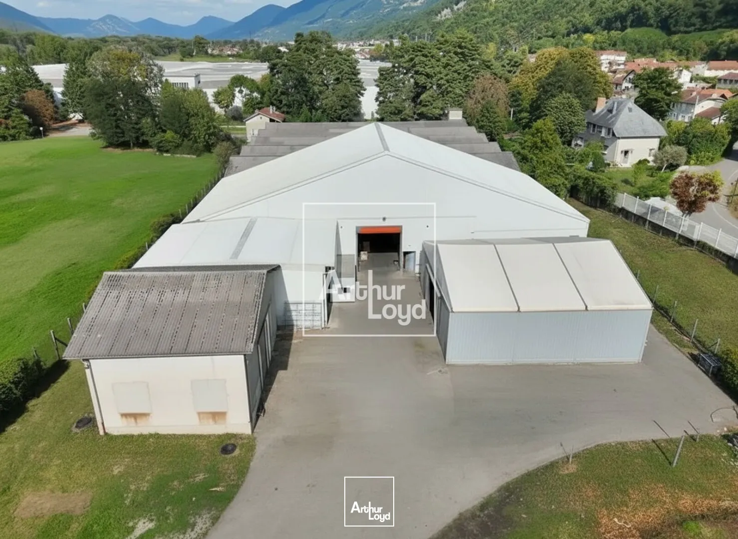 A louer,, à vendre, entrepôt 3220 m2 BRIGNOUD