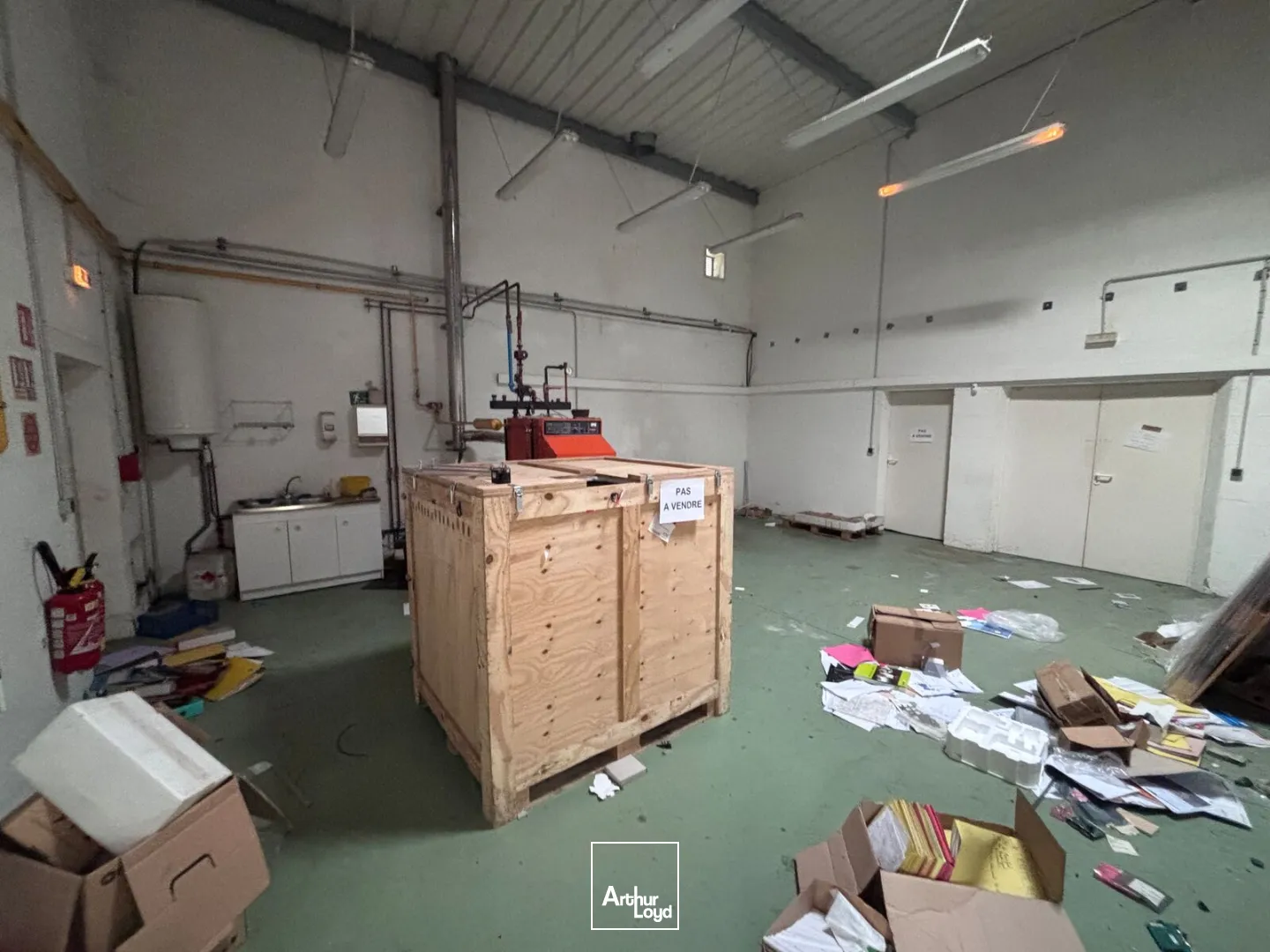 Locaux d'activité à louer à Sainte-Luce-sur-Loire avec deux bâtiments et parkings