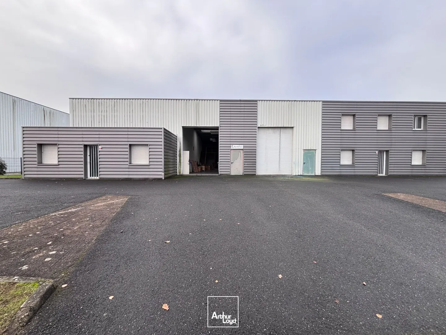 Locaux d'activité à louer à Sainte-Luce-sur-Loire avec deux bâtiments et parkings