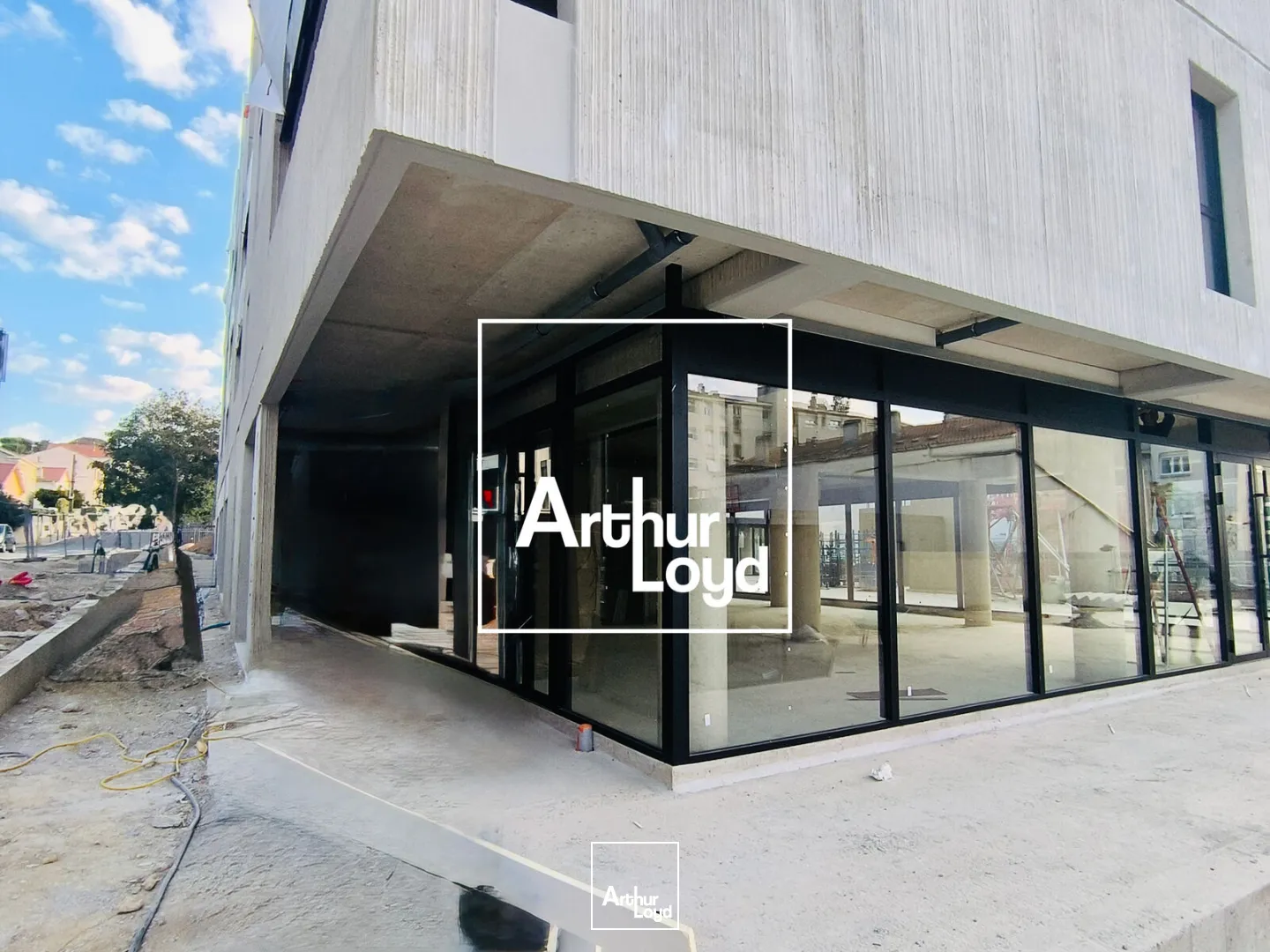 Local commercial à louer avec terrasse privative dans un immeuble neuf de standing