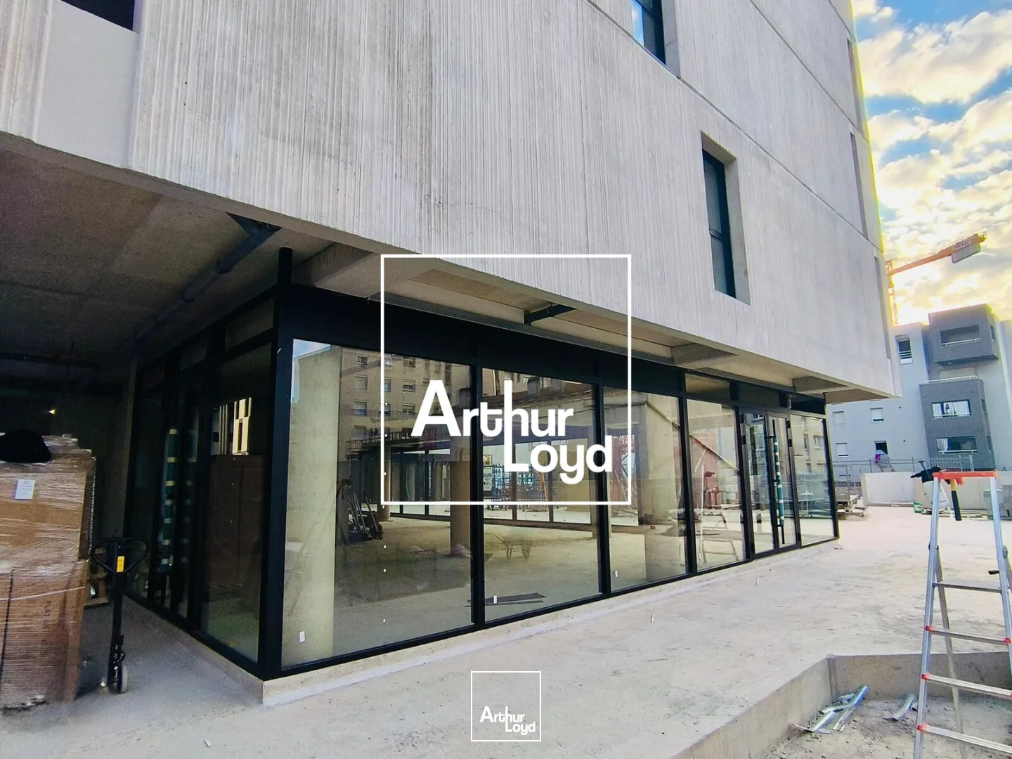 Local commercial à louer avec terrasse privative dans un immeuble neuf de standing