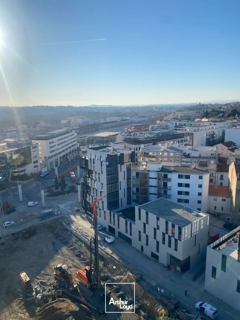 Local commercial à louer avec terrasse privative dans un immeuble neuf de standing