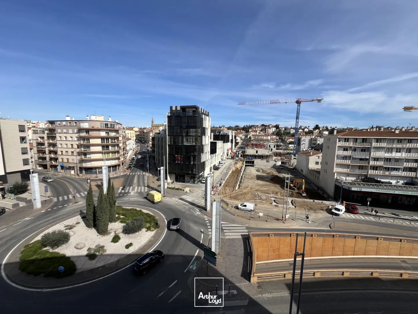 Local commercial à louer avec terrasse privative dans un immeuble neuf de standing