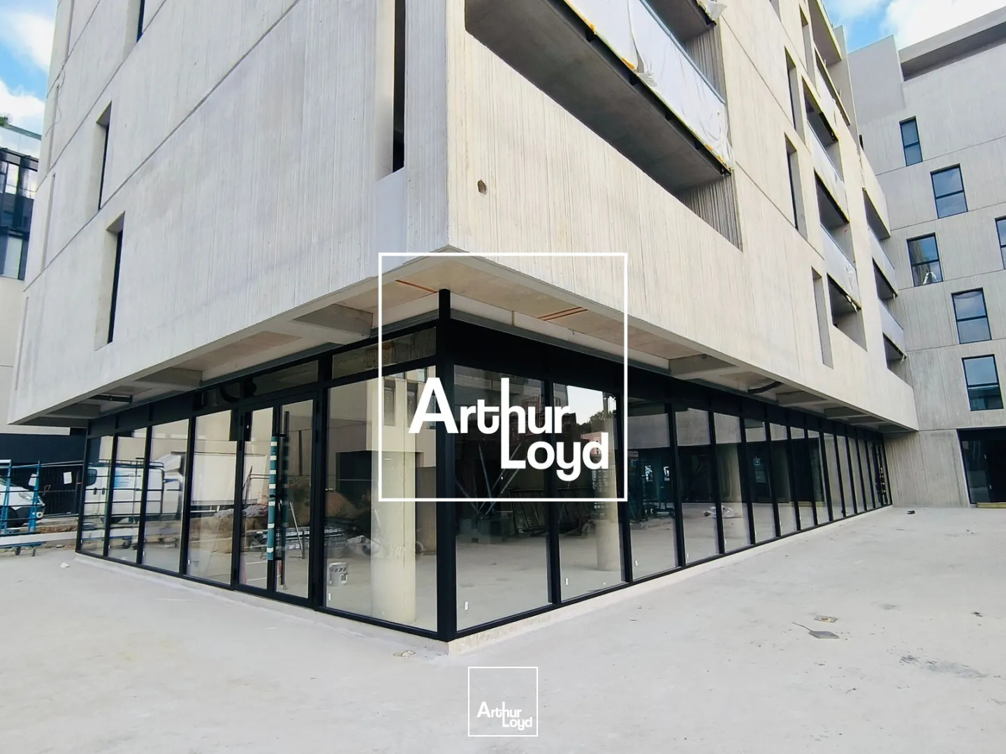 Local commercial à louer avec terrasse privative dans un immeuble neuf de standing