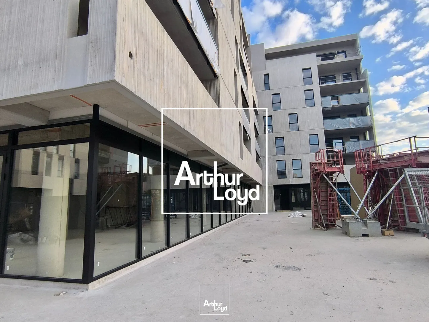 Local commercial à louer avec terrasse privative dans un immeuble neuf de standing