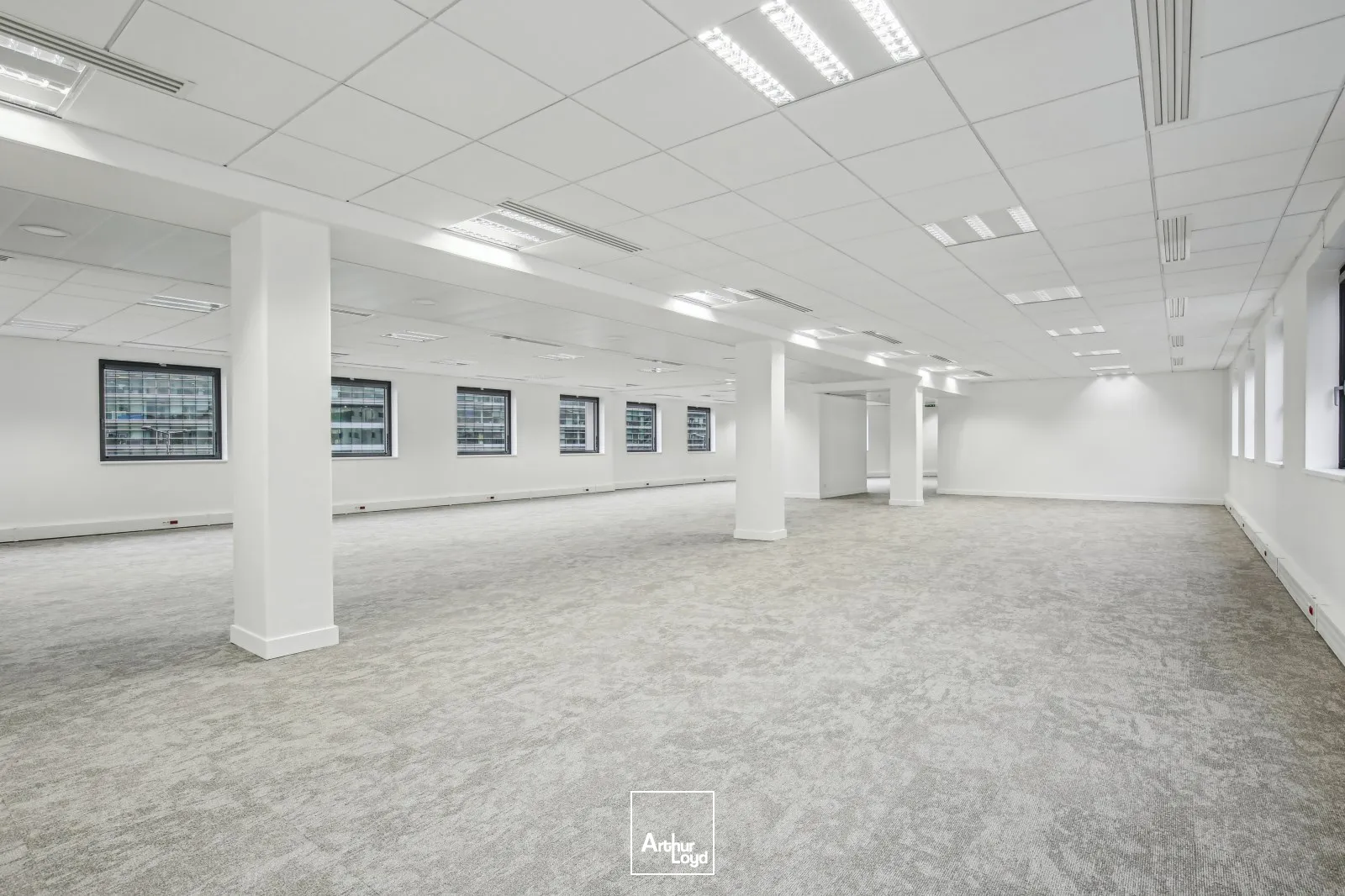 Immeuble de bureaux rénovés à louer - Quartier d'affaires de Rueil Malmaison - Services et parkings inclus - RER A