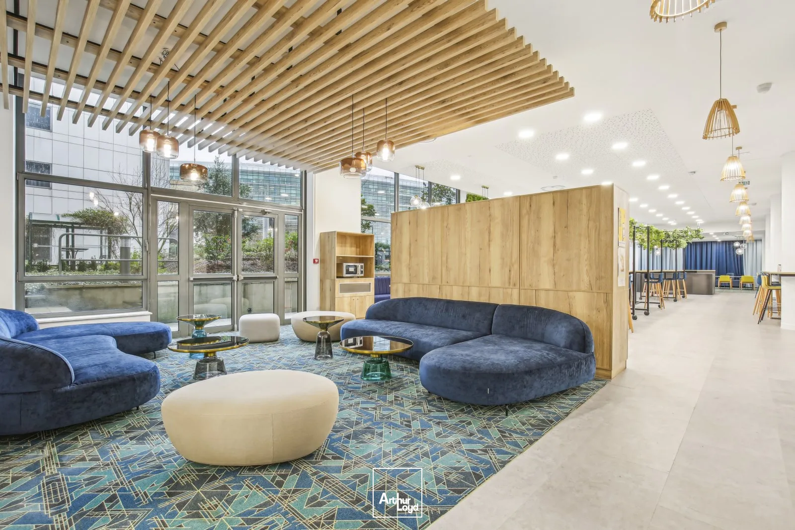 Immeuble de bureaux rénovés à louer - Quartier d'affaires de Rueil Malmaison - Services et parkings inclus - RER A