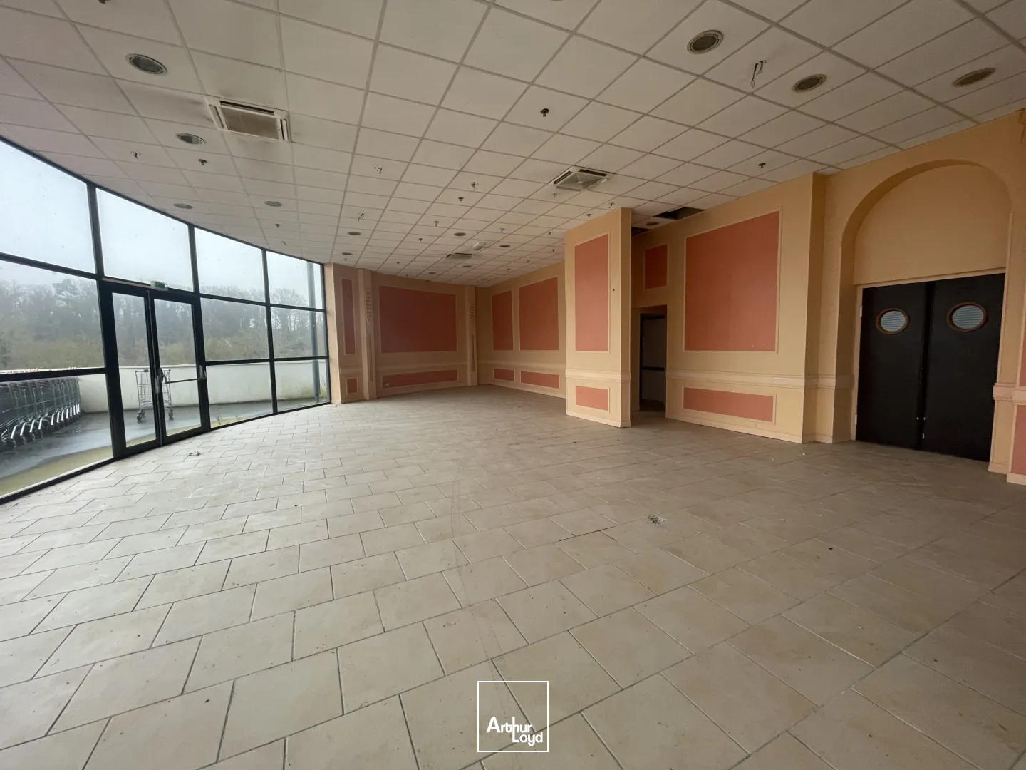 Local restaurant à louer en zone commerciale à Méru 