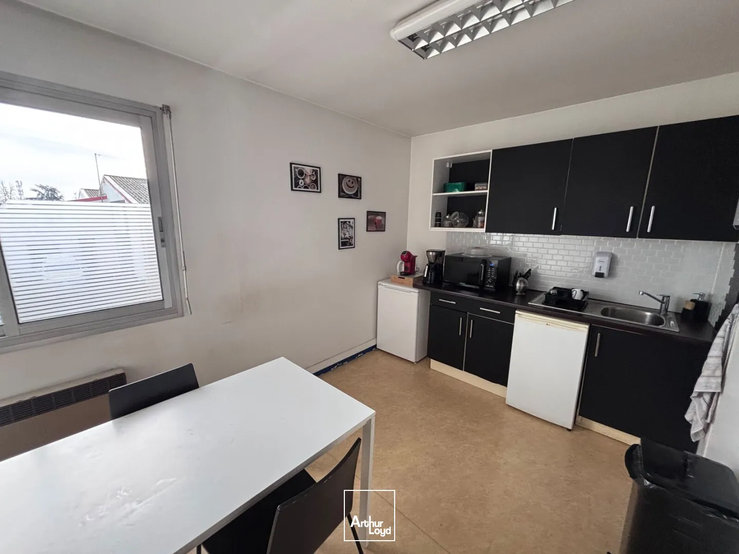 Bâtiment d’activité indépendant à louer à Sainte-Luce-sur-Loire avec entrepôt