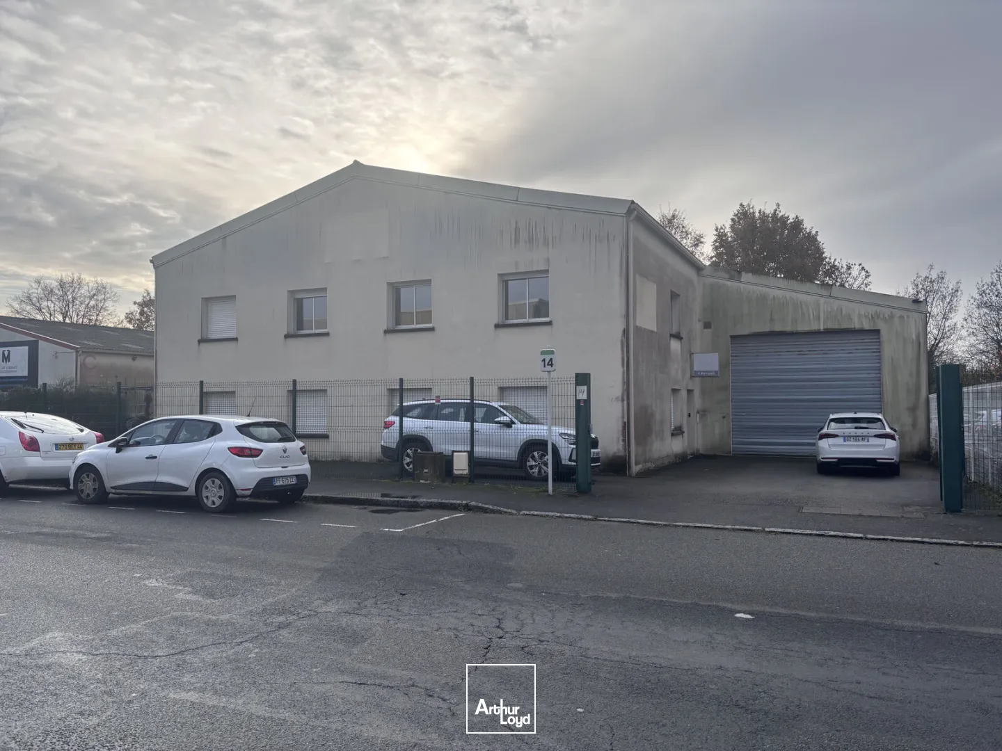 Bâtiment d’activité indépendant à louer à Sainte-Luce-sur-Loire avec entrepôt