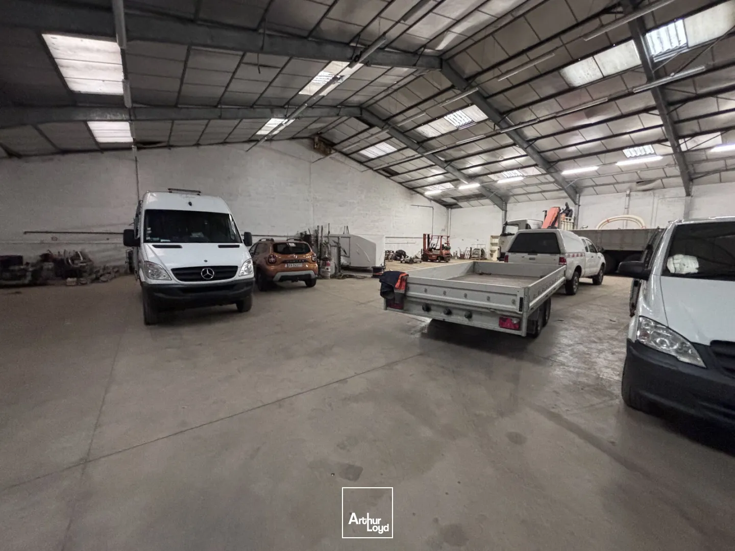 Bâtiment d’activité indépendant à louer à Sainte-Luce-sur-Loire avec entrepôt