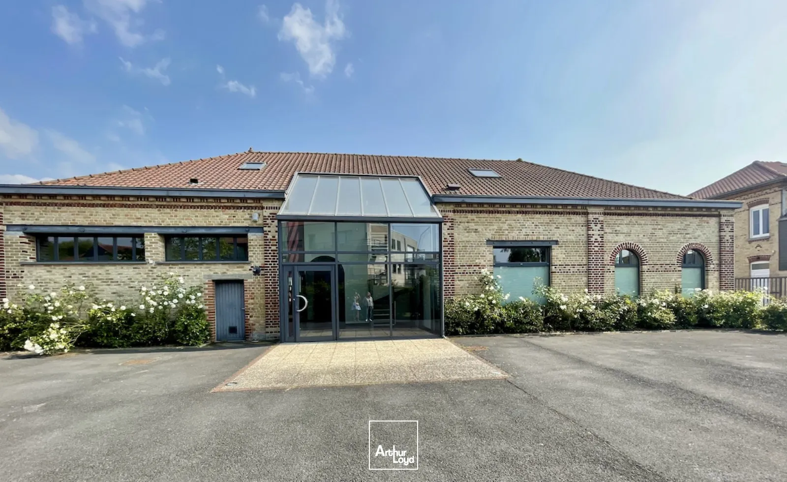 MAISON RÉHABILITÉ EN BUREAUX EN PARFAIT ÉTAT À BAILLEUL