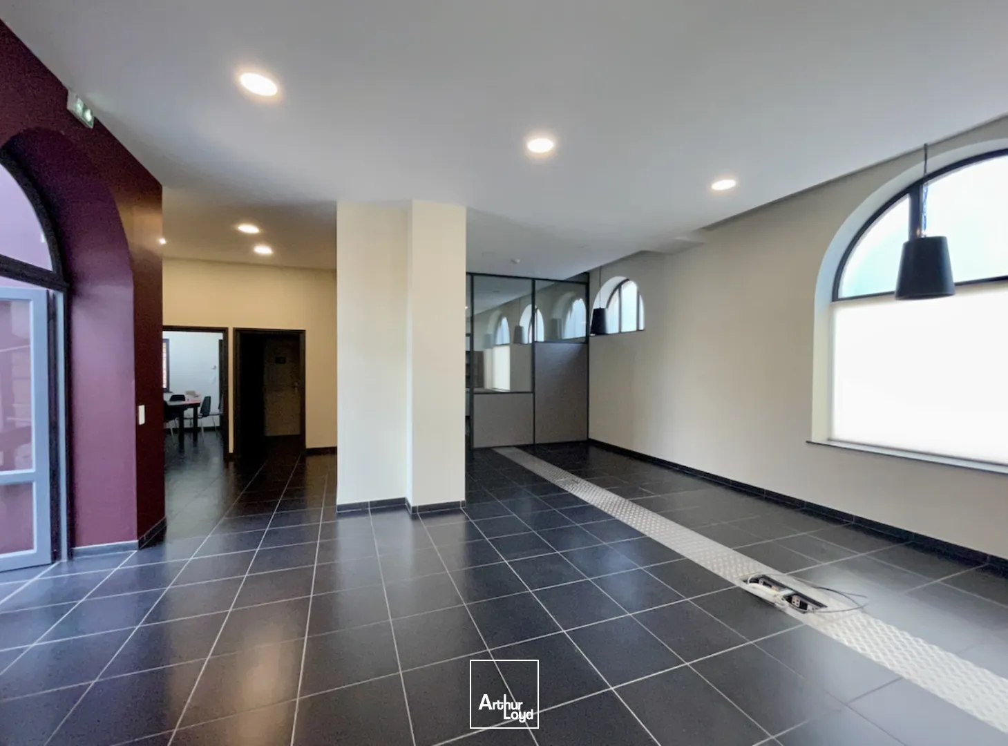 MAISON RÉHABILITÉ EN BUREAUX EN PARFAIT ÉTAT À BAILLEUL