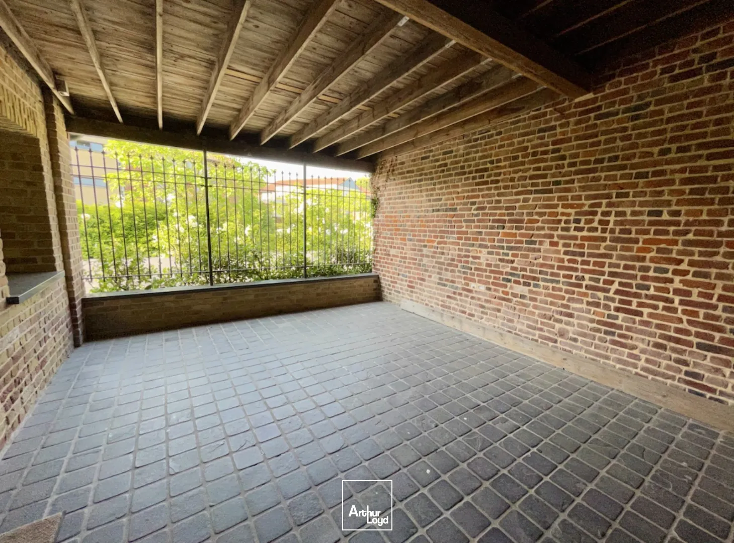 MAISON RÉHABILITÉ EN BUREAUX EN PARFAIT ÉTAT À BAILLEUL