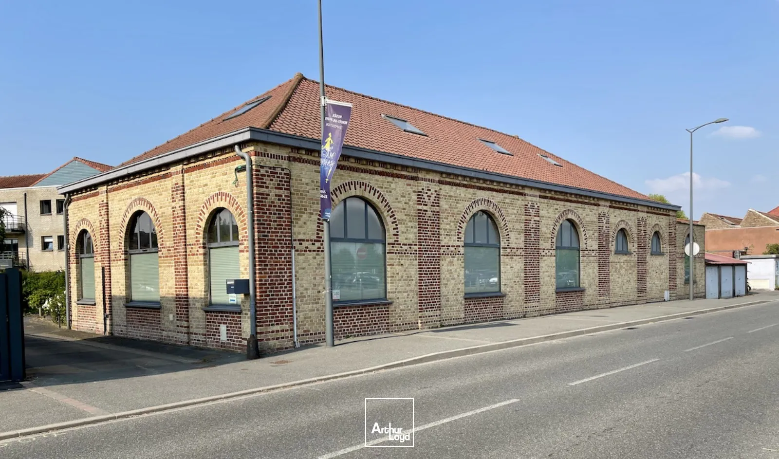 MAISON RÉHABILITÉ EN BUREAUX EN PARFAIT ÉTAT À BAILLEUL