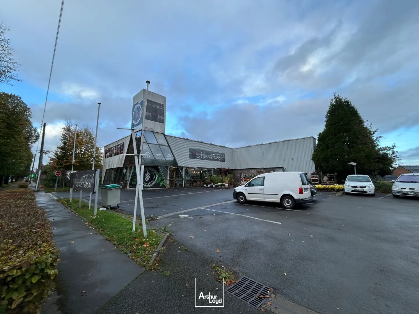 Local commercial 400 m² à louer - Forte visibilité et grand parking clients - Hauts-de-France