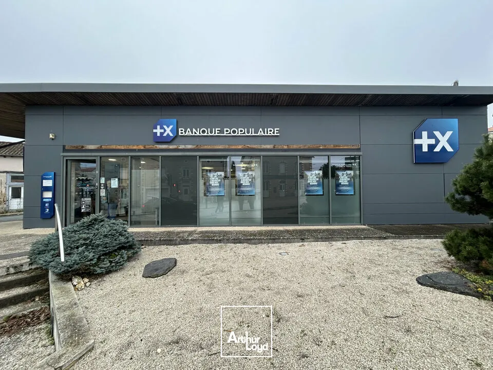 LOCAL COMMERCIAL À LOUER À POITIERS SUR AXE ENTRANT  PARKING PRIVATIF ET VISIBILITÉ EXCEPTIONNELLE - 110m²