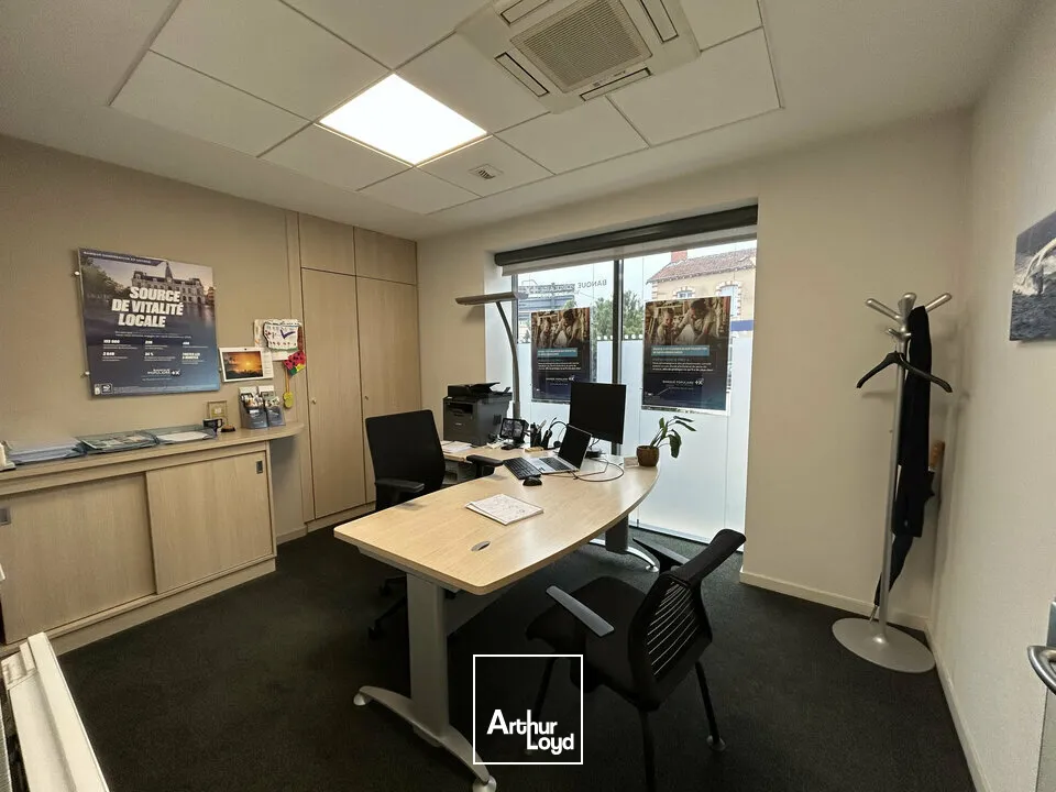 LOCAL COMMERCIAL À LOUER À POITIERS SUR AXE ENTRANT  PARKING PRIVATIF ET VISIBILITÉ EXCEPTIONNELLE - 110m²