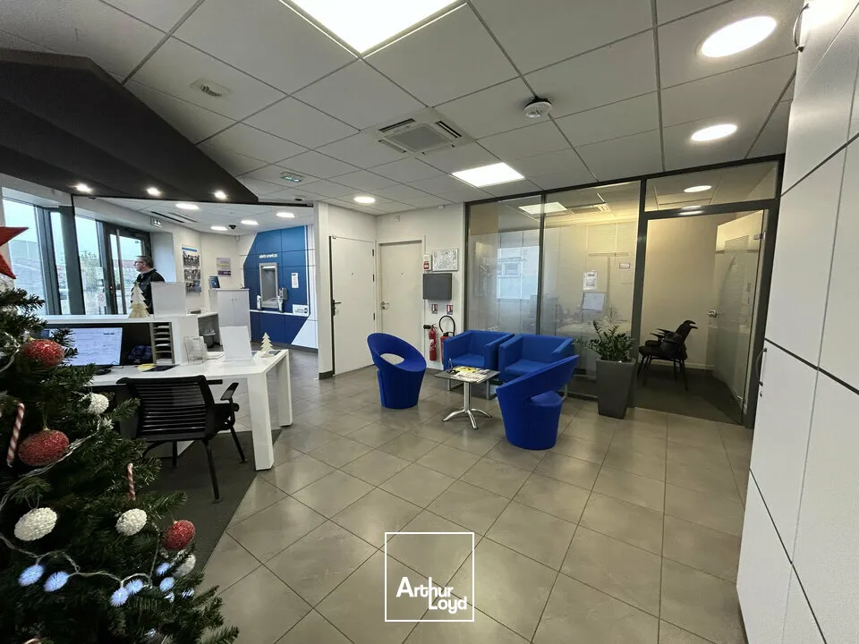 LOCAL COMMERCIAL À LOUER À POITIERS SUR AXE ENTRANT  PARKING PRIVATIF ET VISIBILITÉ EXCEPTIONNELLE - 110m²