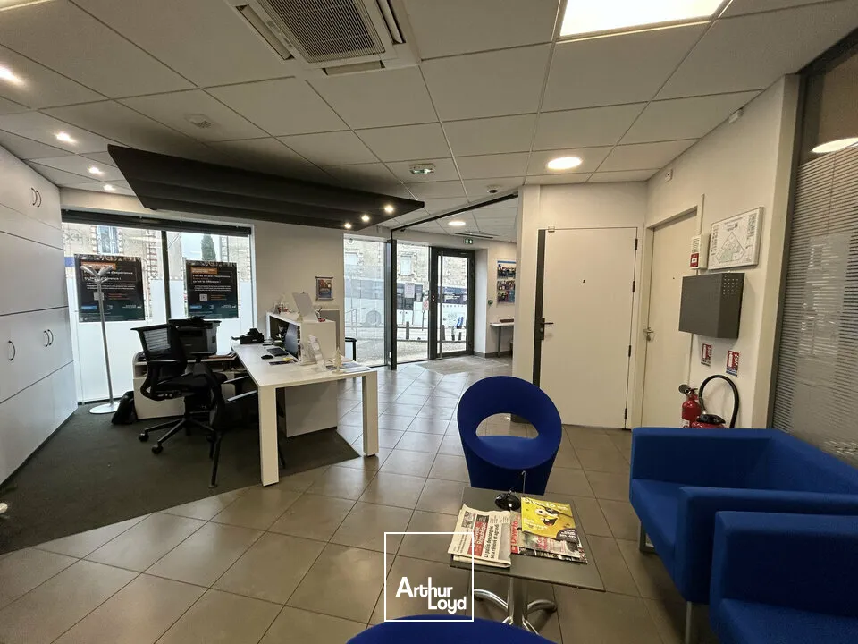 LOCAL COMMERCIAL À LOUER À POITIERS SUR AXE ENTRANT  PARKING PRIVATIF ET VISIBILITÉ EXCEPTIONNELLE - 110m²