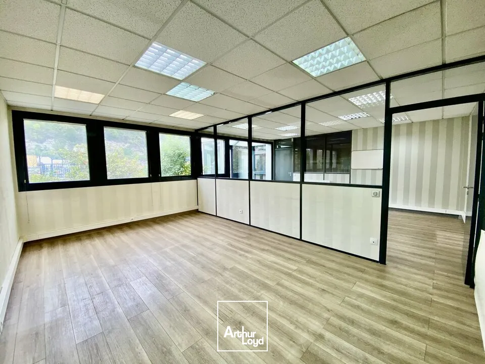 A LOUER - ZONE INDUSTRIELLE - LOCAUX D'ACTIVITÉS - 498 m2 + PONT ROULANT 3 Tonnes