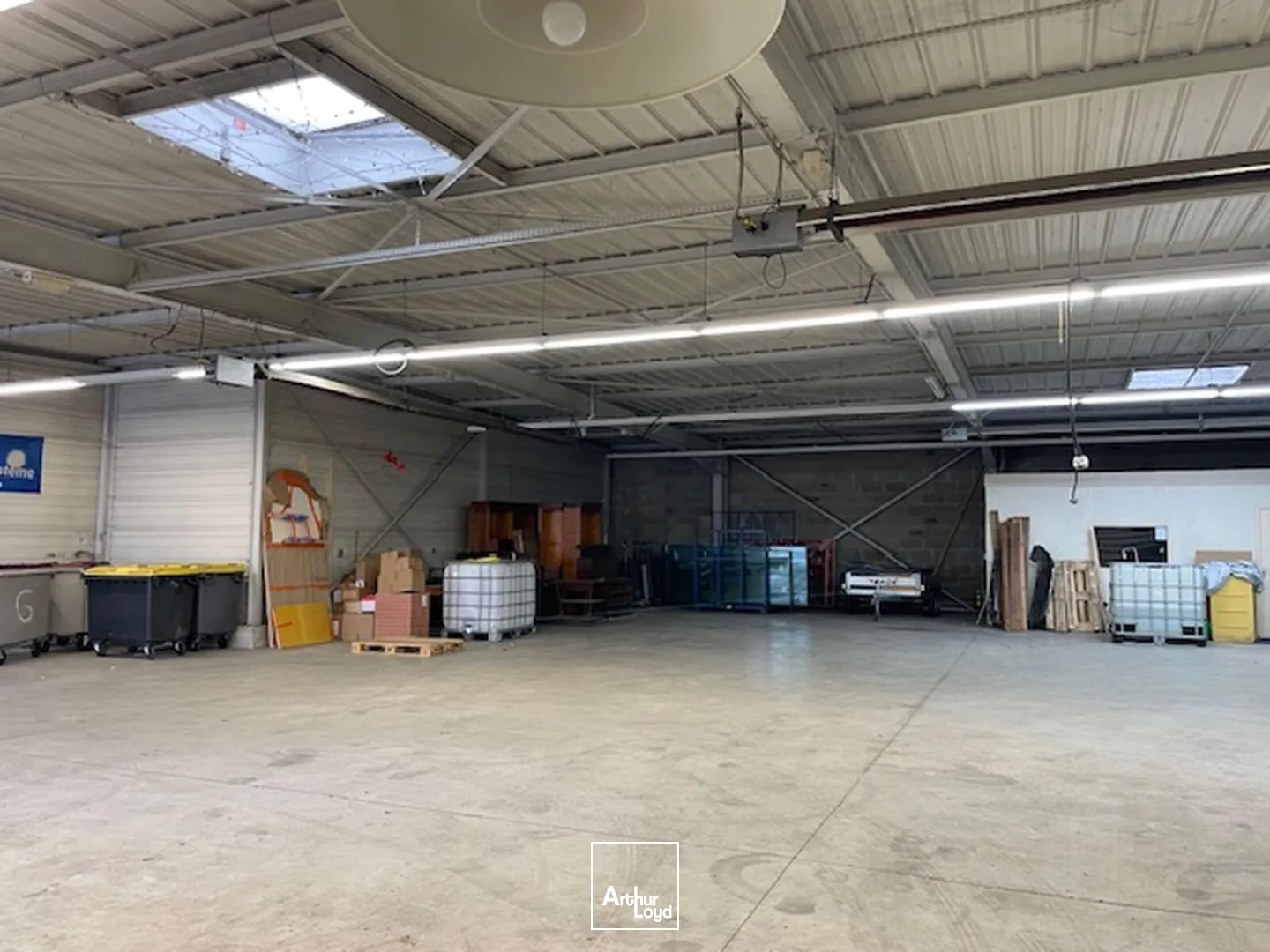 Local de stockage/atelier d'une surface de 530 m2 disponible immédiatement à la location à Soissons, en second rideau en zone commerciale.