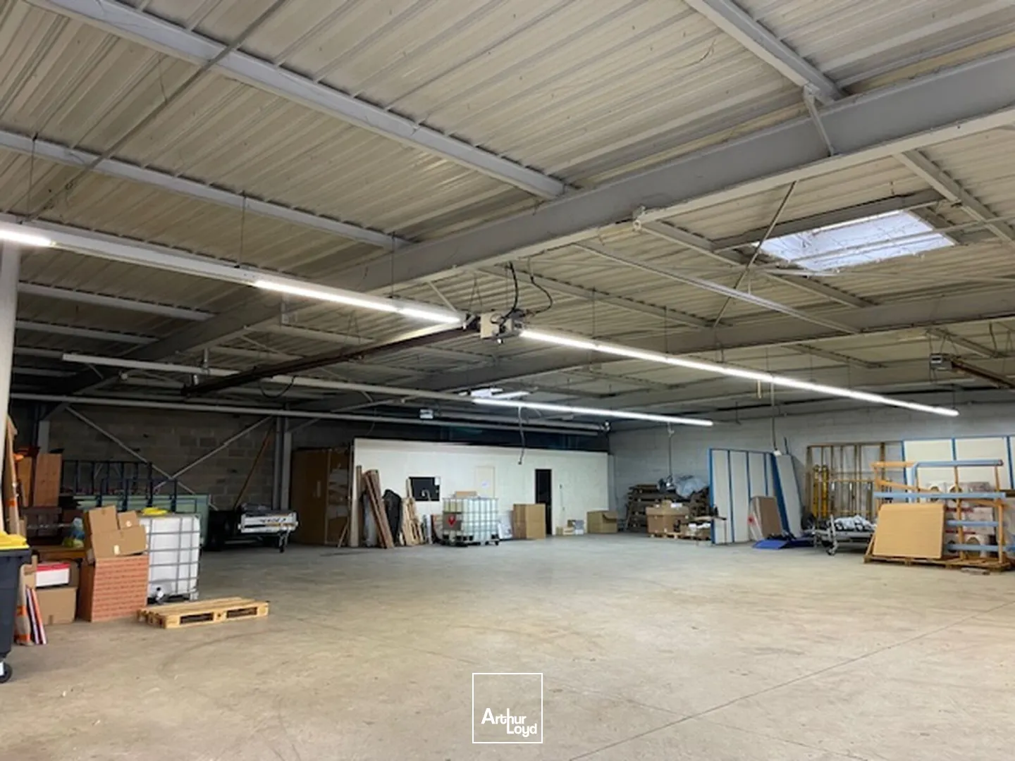 Local de stockage/atelier d'une surface de 530 m2 disponible immédiatement à la location à Soissons, en second rideau en zone commerciale.