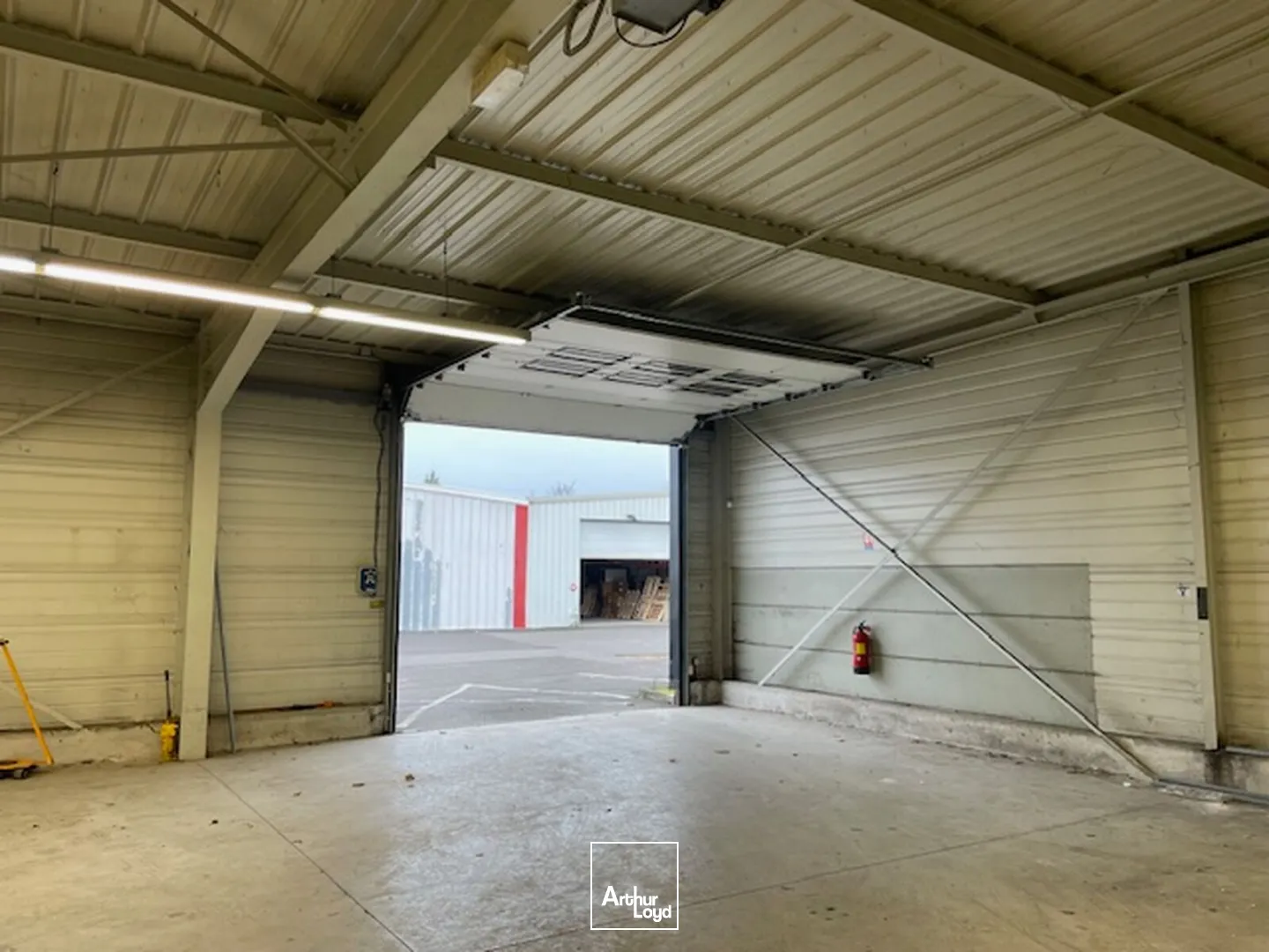 Local de stockage/atelier d'une surface de 530 m2 disponible immédiatement à la location à Soissons, en second rideau en zone commerciale.