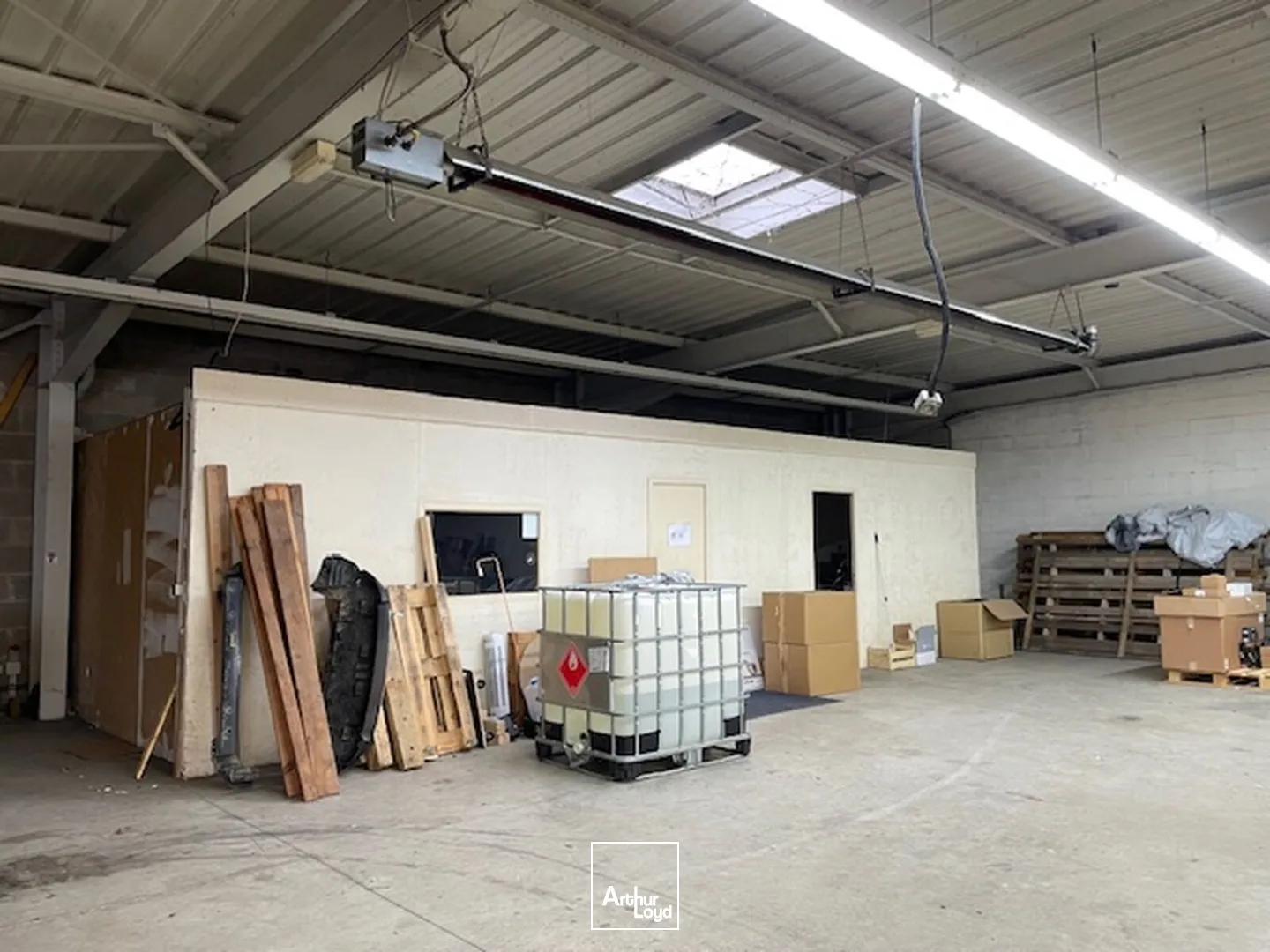 Local de stockage/atelier d'une surface de 530 m2 disponible immédiatement à la location à Soissons, en second rideau en zone commerciale.