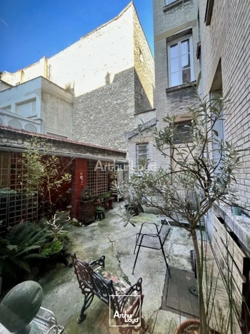 À céder au centre-ville de Reims - local commercial d'environ 72m2 avec un extérieur d'environ 54m2. 