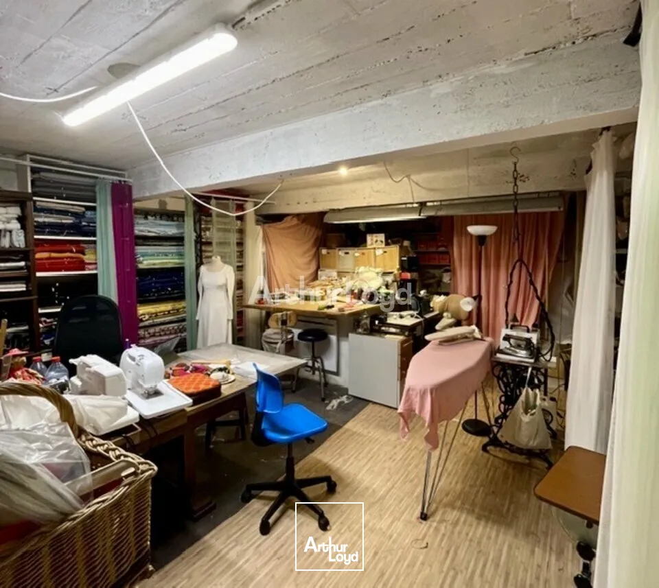 À céder au centre-ville de Reims - local commercial d'environ 72m2 avec un extérieur d'environ 54m2. 