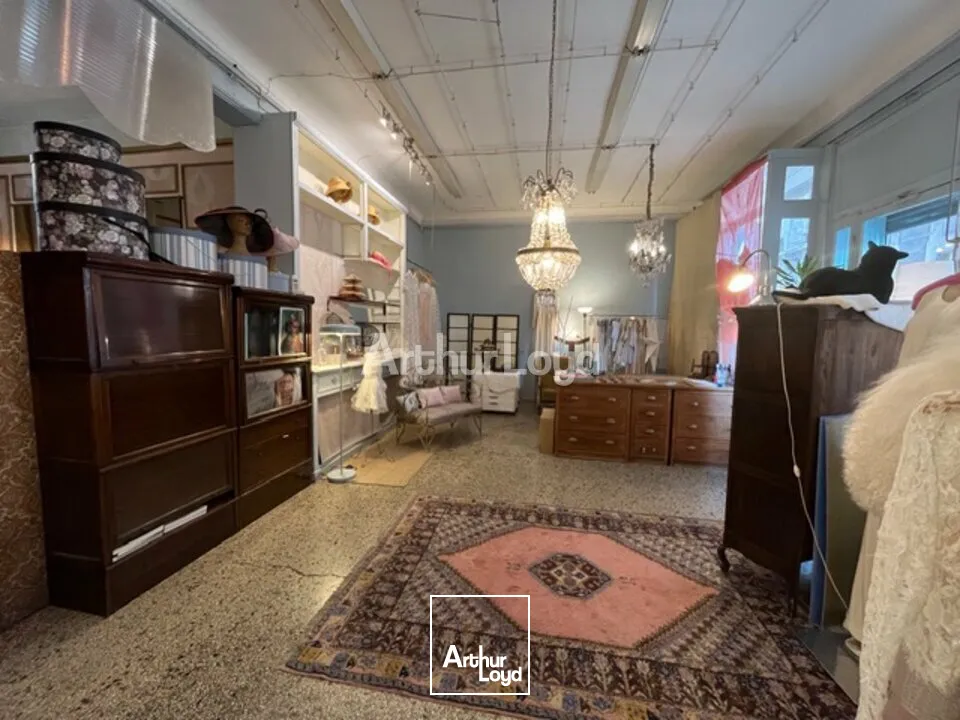 À céder au centre-ville de Reims - local commercial d'environ 72m2 avec un extérieur d'environ 54m2. 