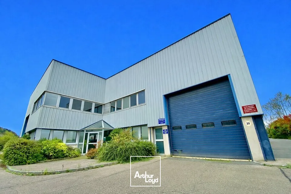 A LOUER - ZONE INDUSTRIELLE - LOCAUX D'ACTIVITÉS - 498 m2 + PONT ROULANT 3 Tonnes