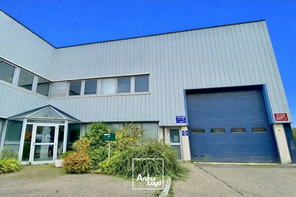 A LOUER - ZONE INDUSTRIELLE - LOCAUX D'ACTIVITÉS - 498 m2 + PONT ROULANT 3 Tonnes