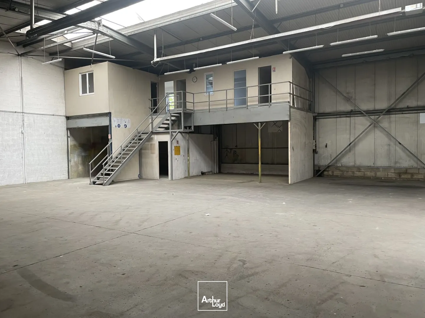 LOCAL D'ACTIVITÉ / BUREAUX D'ACCOMPAGNEMENT - 640 M2 - A LOUER - BEAUVAIS