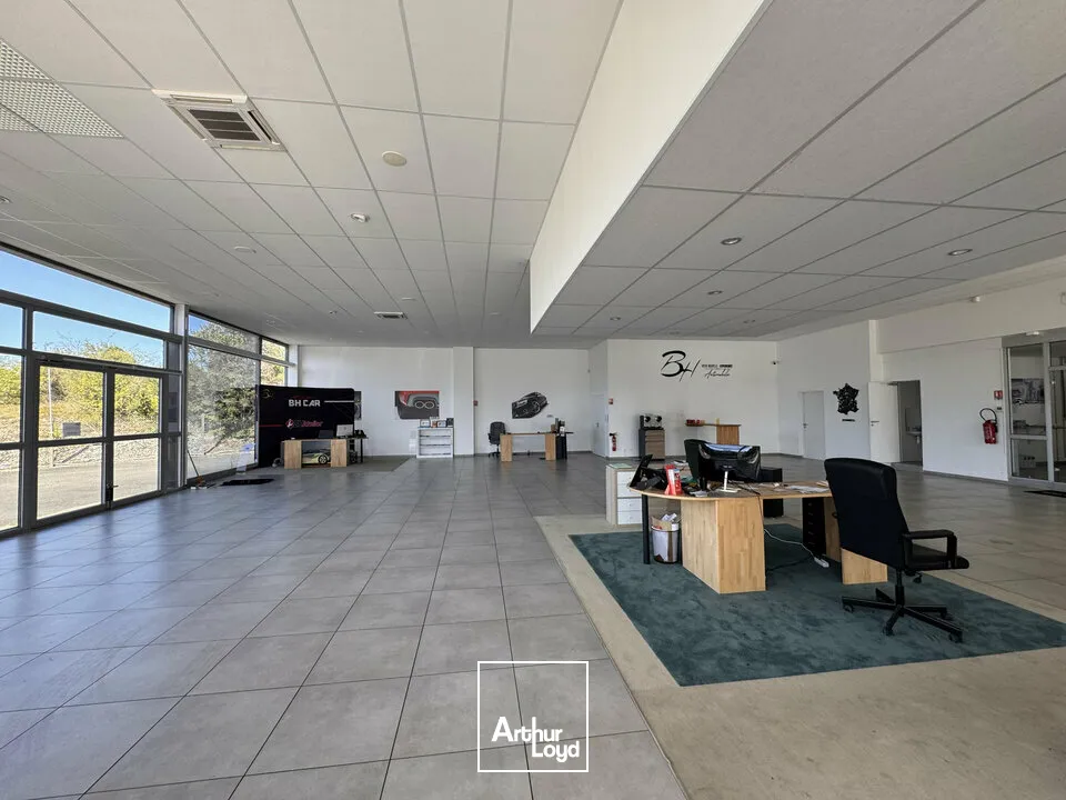 Local commercial à usage de concession automobile disponible à Puymoyen