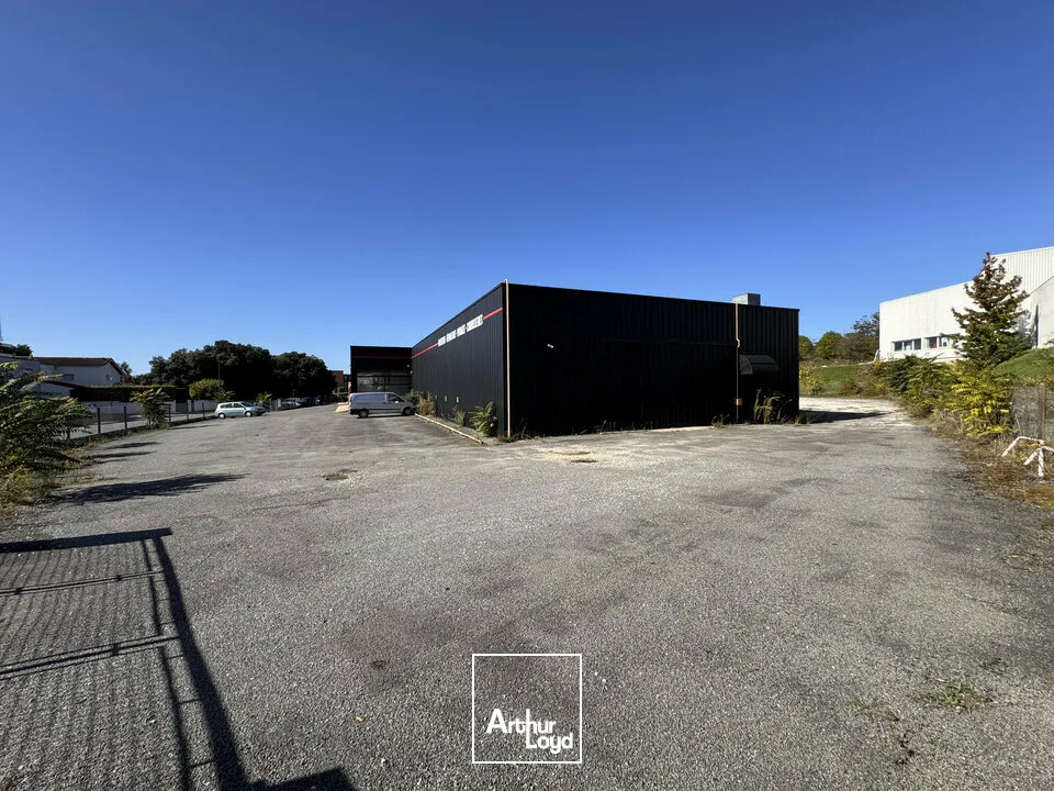 Local commercial à usage de concession automobile disponible à Puymoyen