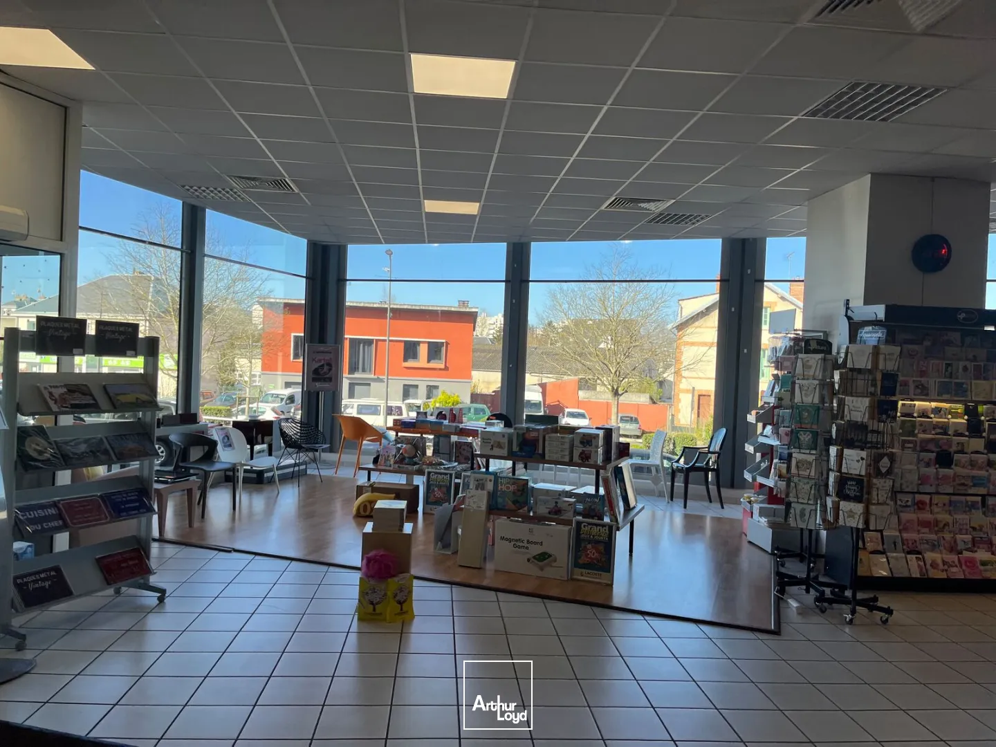 Emplacement commercial 2&nbsp;400 m2 façade RN20 FLEURY LESN AUBRAIS