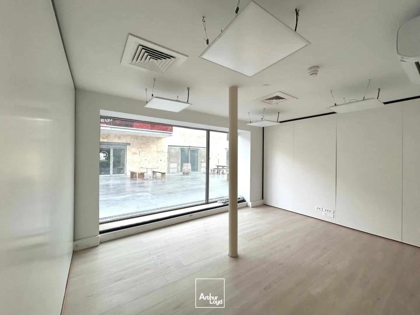 Locaux commerciaux d'environ 1300 m² à louer à Bordeaux 