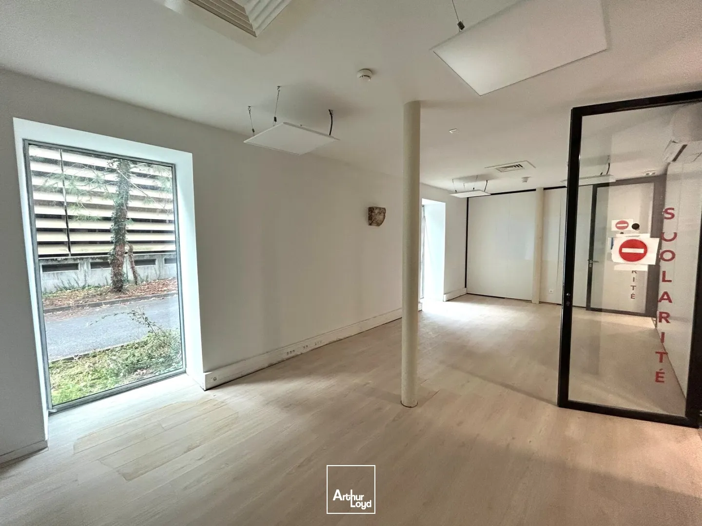 Locaux commerciaux d'environ 1300 m² à louer à Bordeaux 