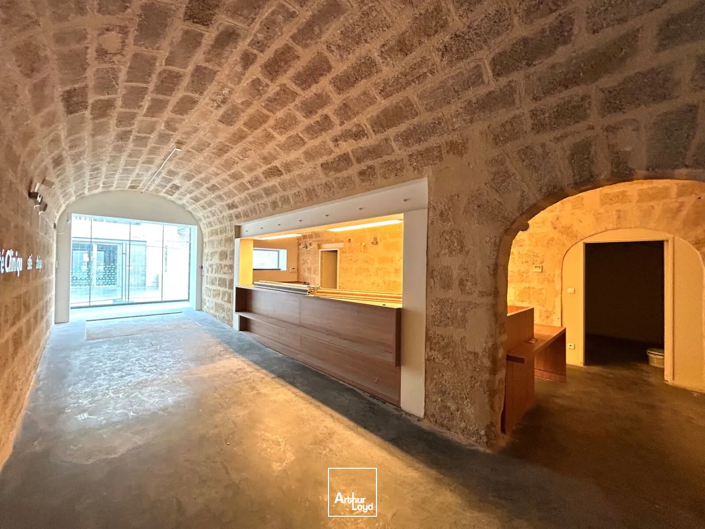 Locaux commerciaux d'environ 1300 m² à louer à Bordeaux 