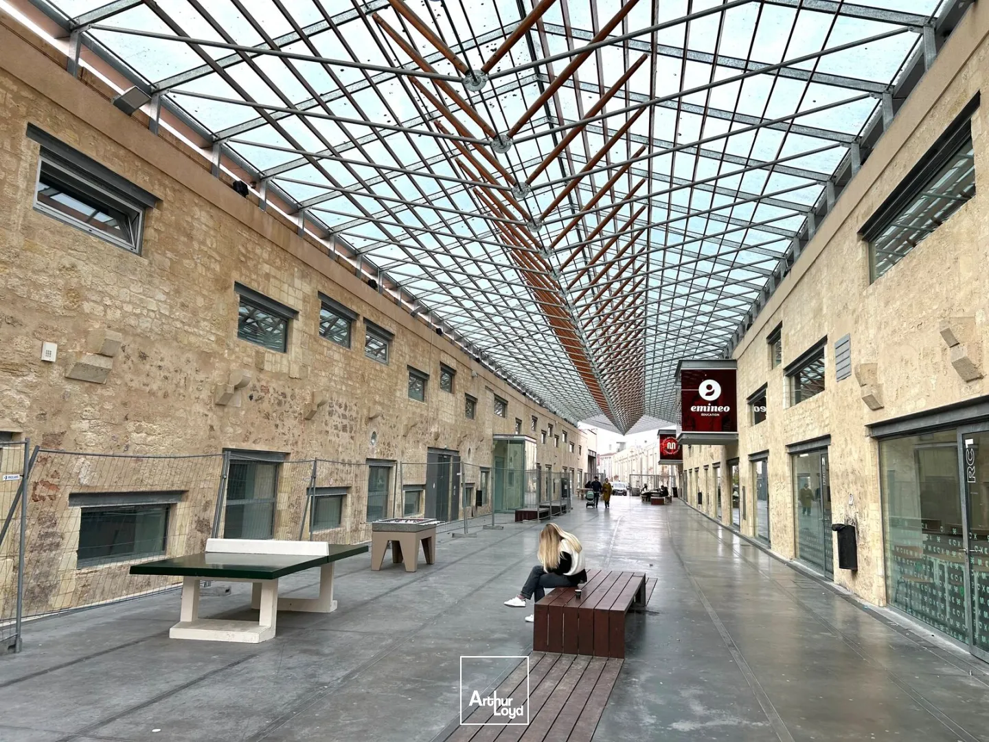 Locaux commerciaux d'environ 1300 m² à louer à Bordeaux 