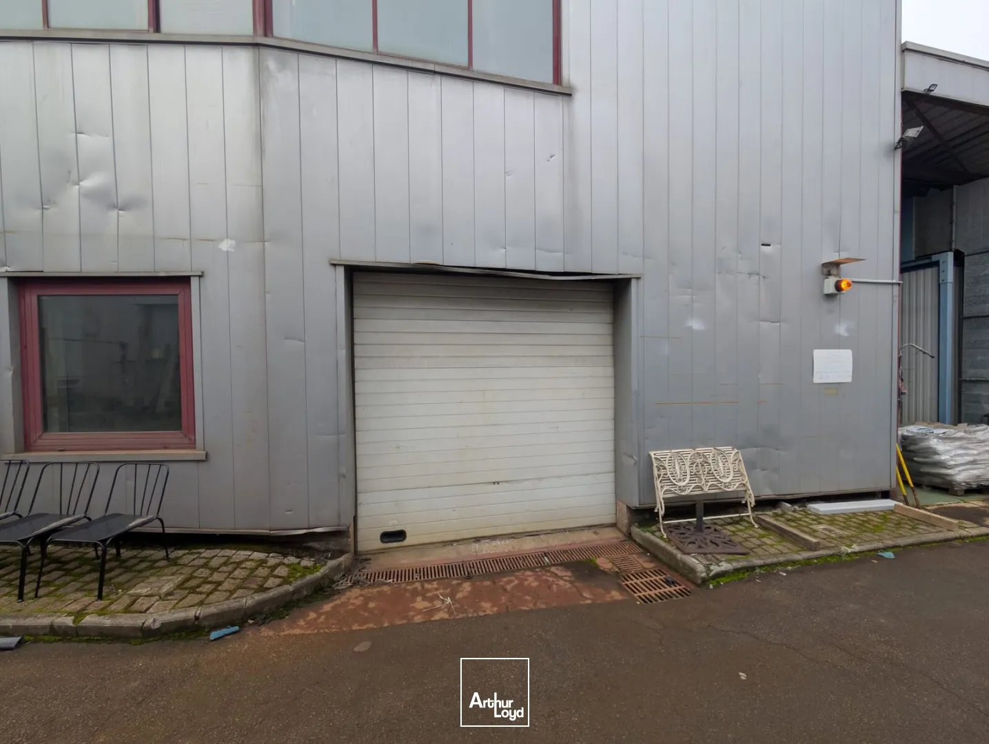 LOCAL MIXTE BUREAUX / ACTIVITÉ - PORTE SECTIONNELLE / PARKING / BUCHELAY (78) - AXE A13