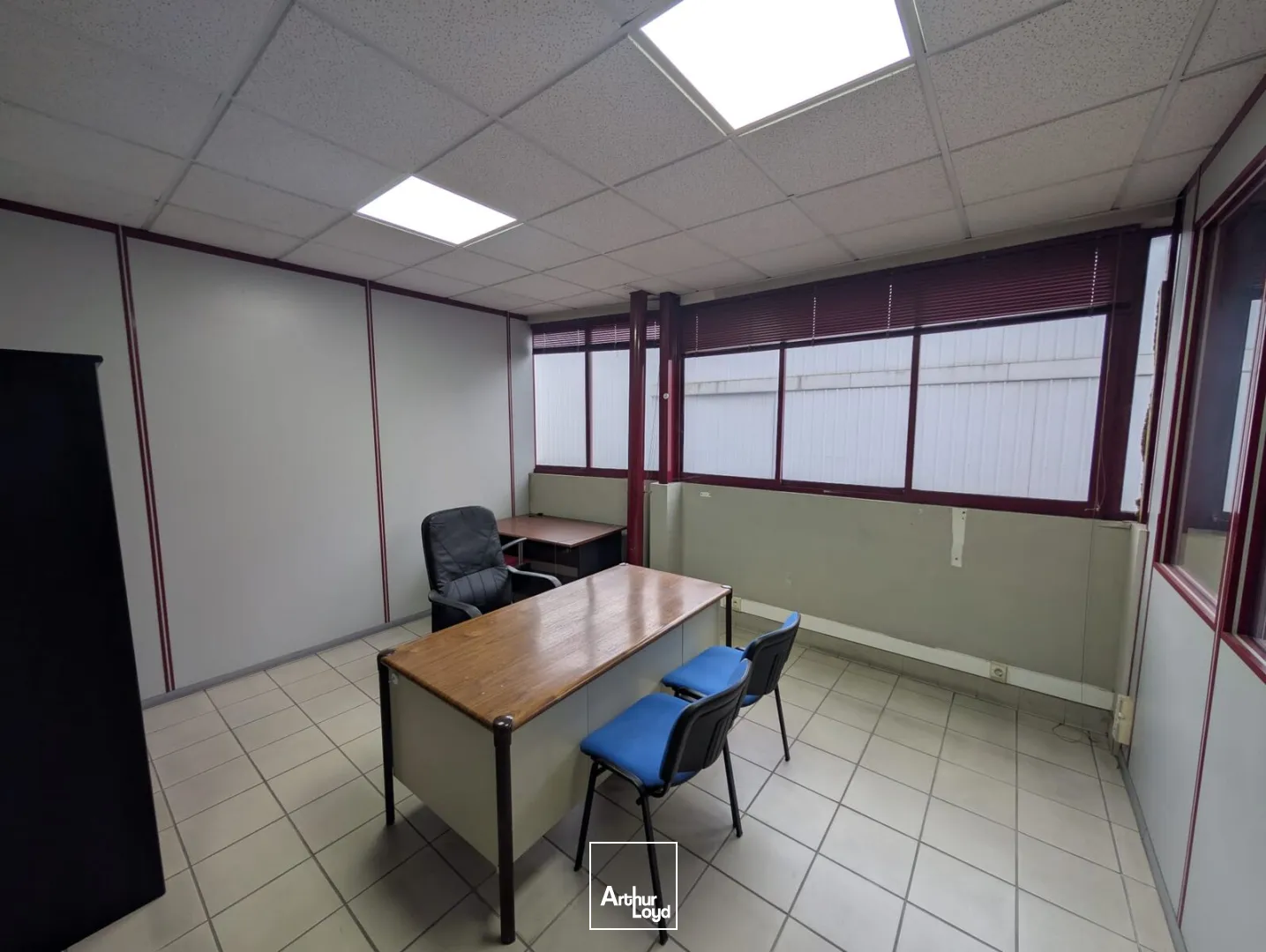 LOCAL MIXTE BUREAUX / ACTIVITÉ - PORTE SECTIONNELLE / PARKING / BUCHELAY (78) - AXE A13