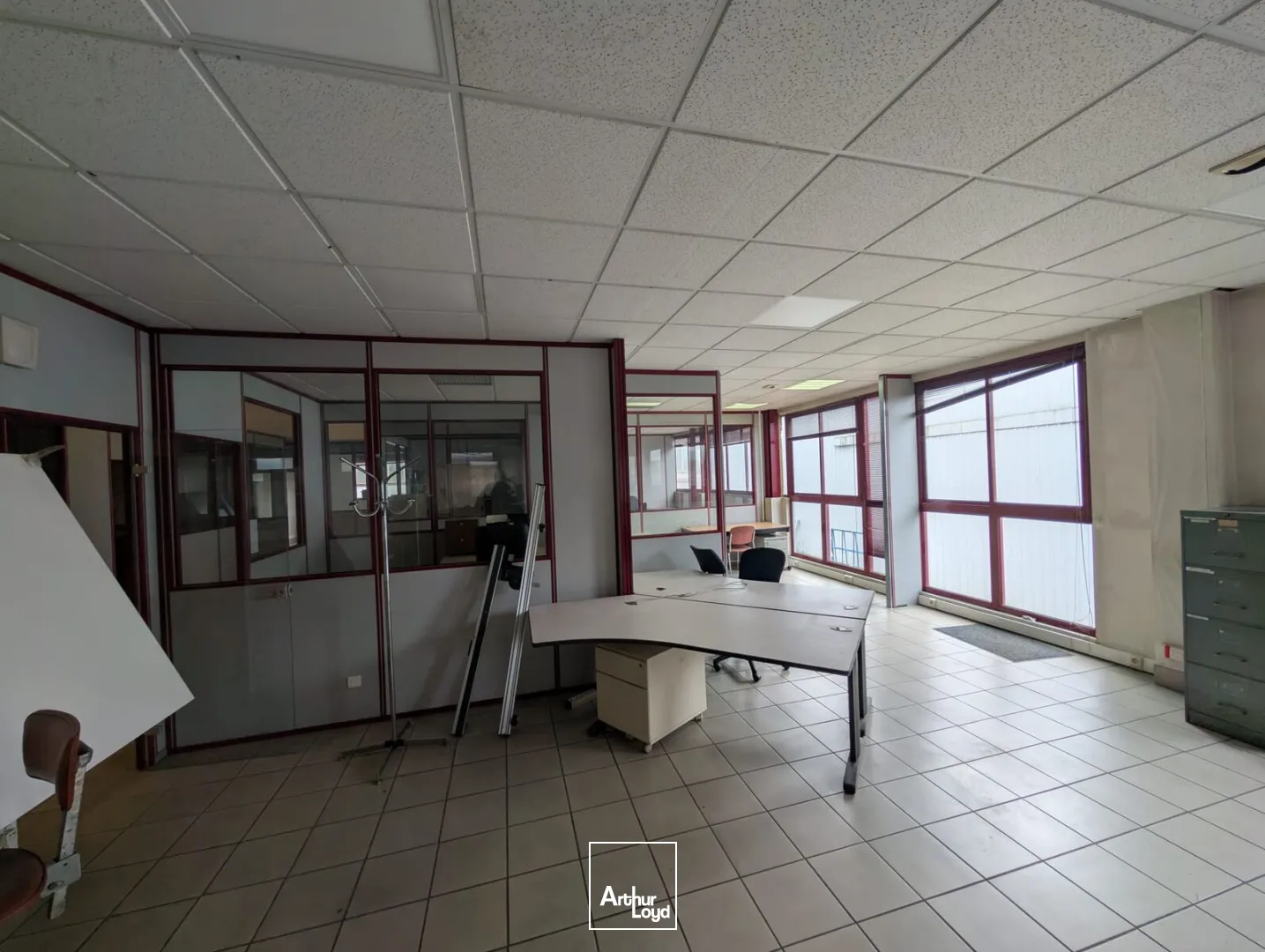 LOCAL MIXTE BUREAUX / ACTIVITÉ - PORTE SECTIONNELLE / PARKING / BUCHELAY (78) - AXE A13