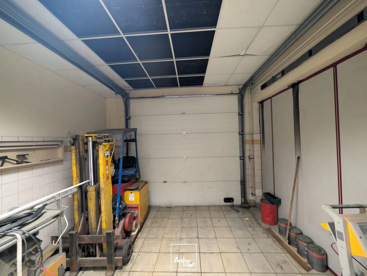 LOCAL MIXTE BUREAUX / ACTIVITÉ - PORTE SECTIONNELLE / PARKING / BUCHELAY (78) - AXE A13