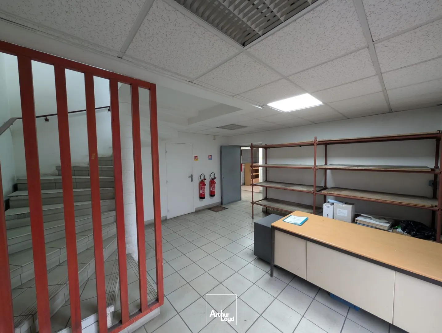 LOCAL MIXTE BUREAUX / ACTIVITÉ - PORTE SECTIONNELLE / PARKING / BUCHELAY (78) - AXE A13