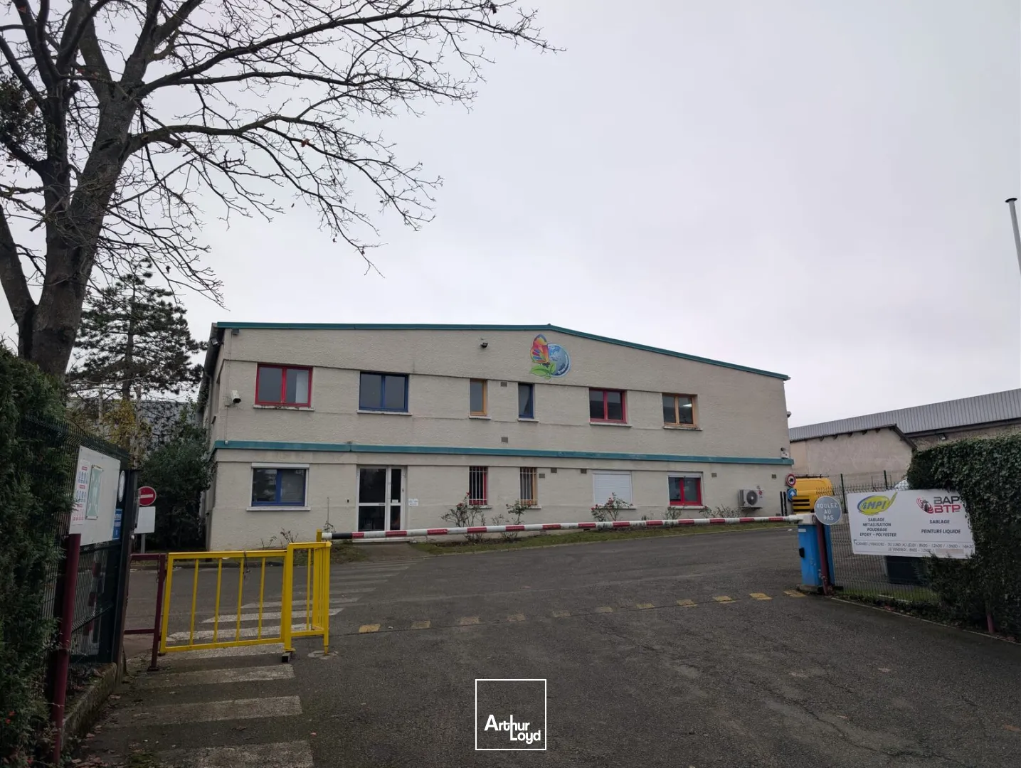 LOCAL MIXTE BUREAUX / ACTIVITÉ - PORTE SECTIONNELLE / PARKING / BUCHELAY (78) - AXE A13