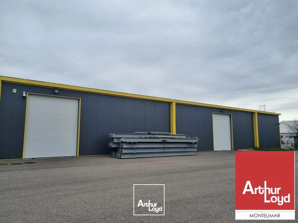 A VENDRE - MONTÉLIMAR NORD - ZONE DES LÉONARDS - BÂTIMENT INDUSTRIEL INDÉPENDANT D'ENVIRON 1&nbsp;564 M2 AVEC PLACES DE PARKING POUR POIDS LOURDS