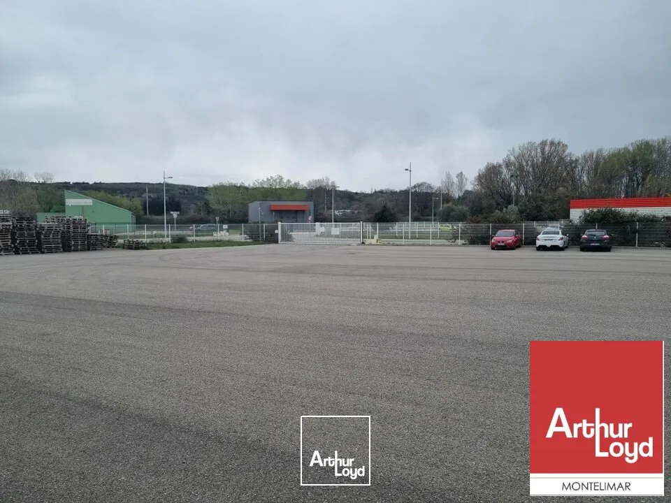 A VENDRE - MONTÉLIMAR NORD - ZONE DES LÉONARDS - BÂTIMENT INDUSTRIEL INDÉPENDANT D'ENVIRON 1&nbsp;564 M2 AVEC PLACES DE PARKING POUR POIDS LOURDS